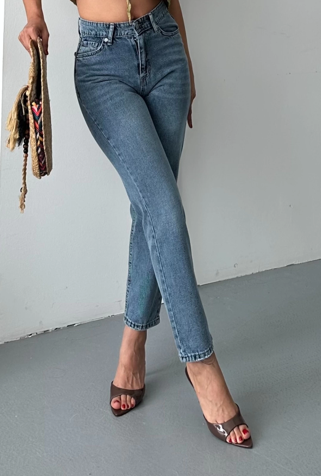 Mom Fit Kar Yıkama Bıyık Detaylı Jeans Pantolon