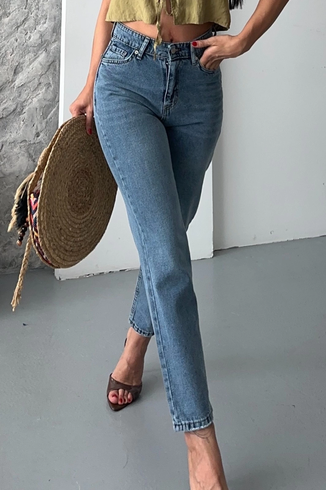 Mom Fit Kar Yıkama Bıyık Detaylı Jeans Pantolon