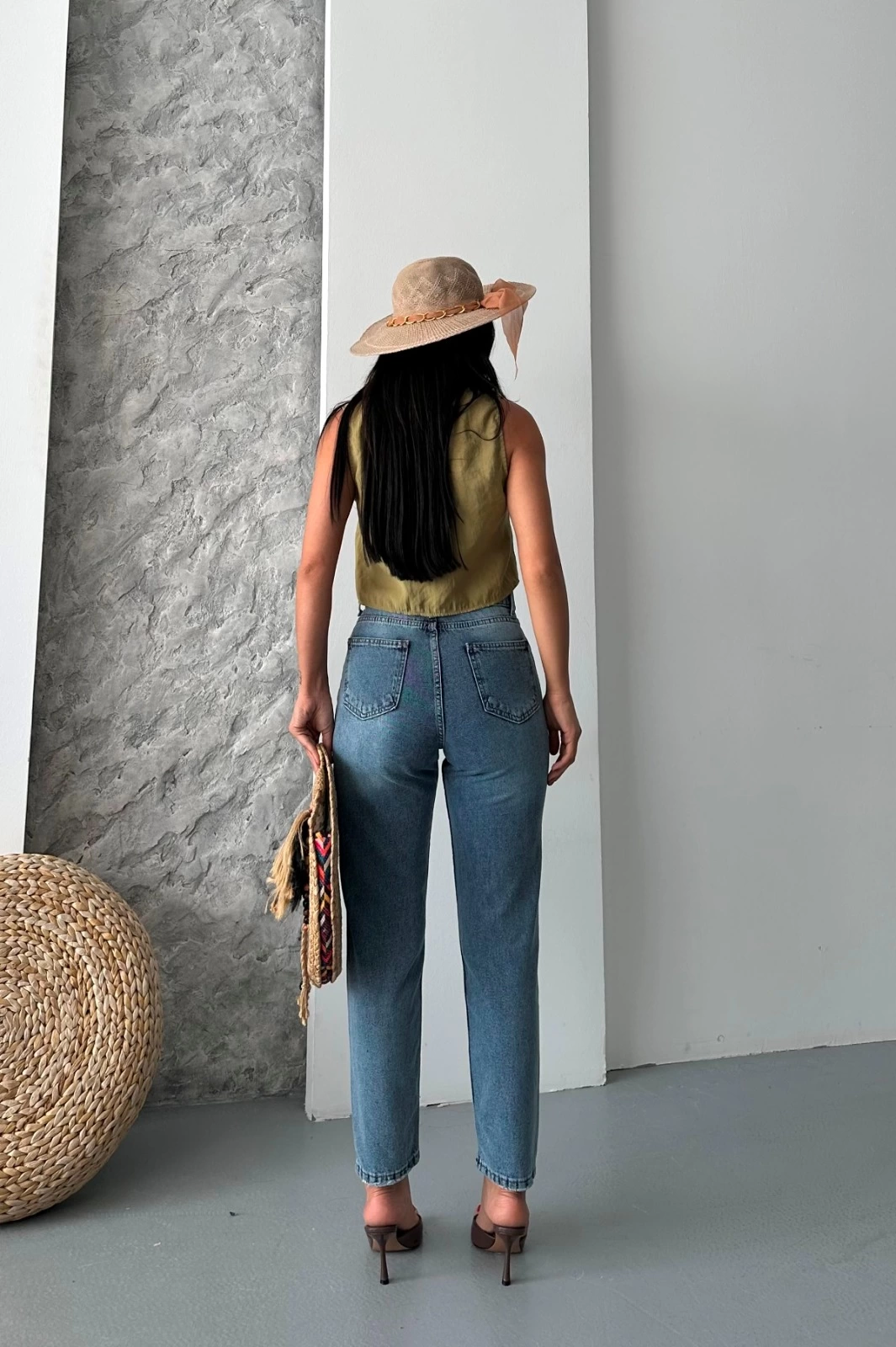 Mom Fit Kar Yıkama Bıyık Detaylı Jeans Pantolon