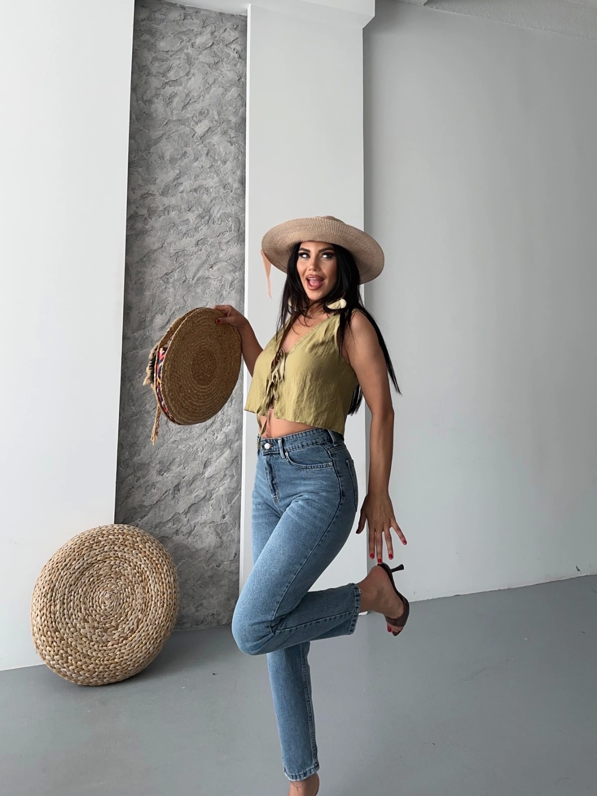 Mom Fit Kar Yıkama Bıyık Detaylı Jeans Pantolon