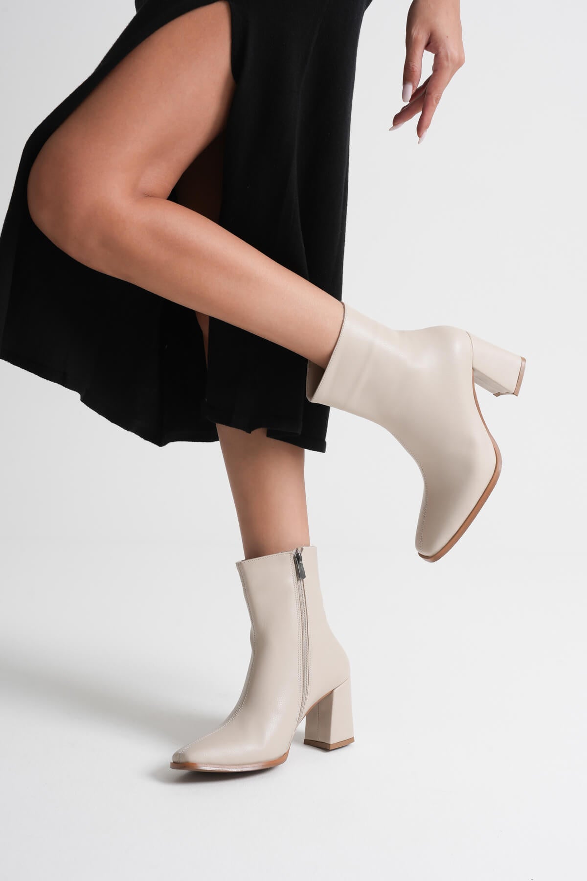 Mue Premium Kadın Bej Kalın Topuklu Fermuarlı Bot