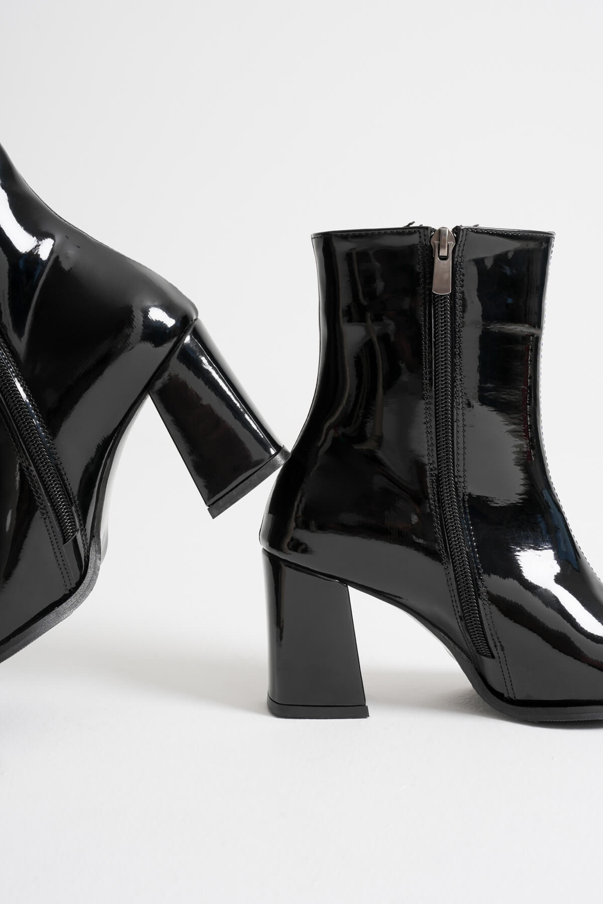 Mue Premium Kadın Siyah Rugan Kalın Topuklu Fermuarlı Bot