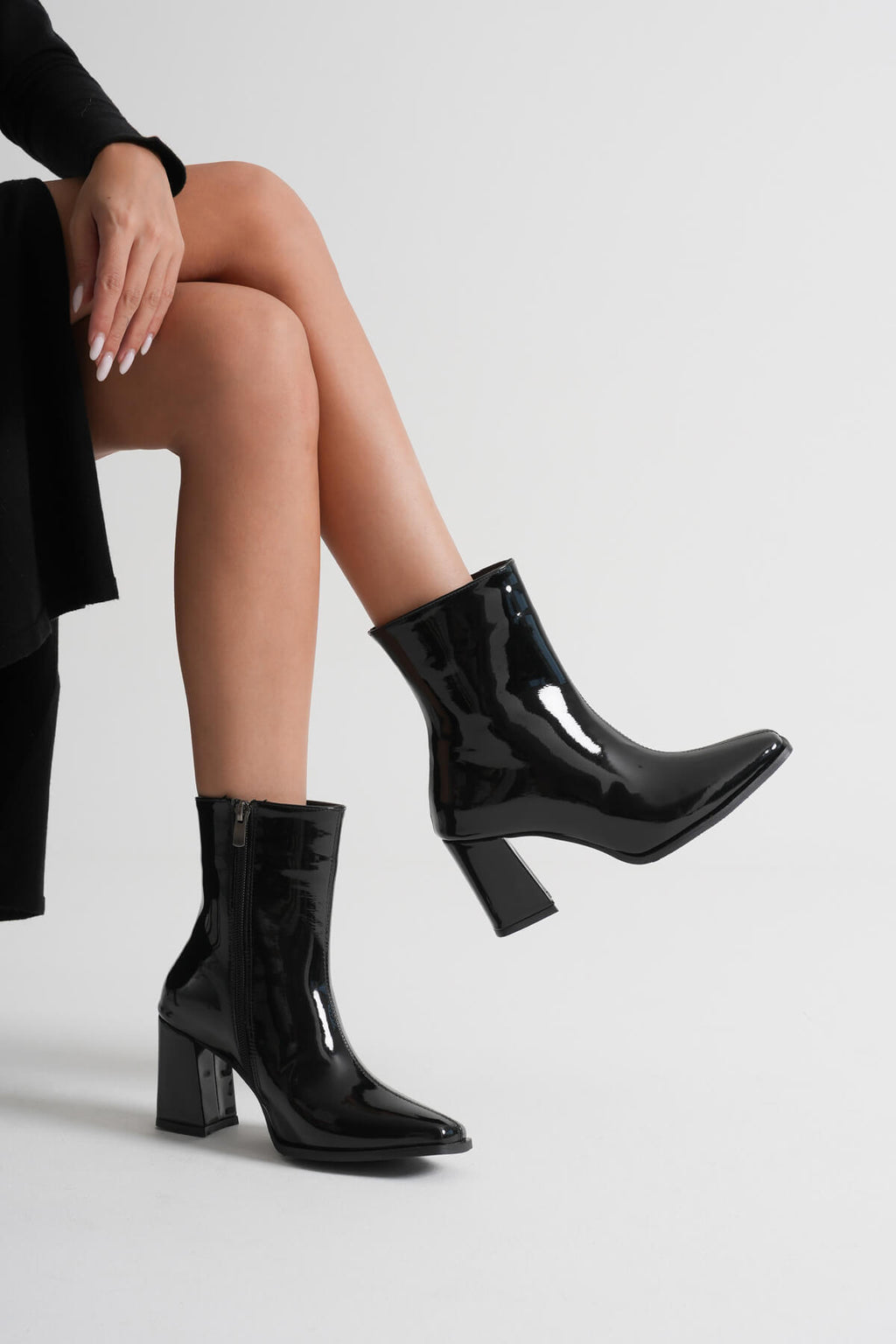 Mue Premium Kadın Siyah Rugan Kalın Topuklu Fermuarlı Bot