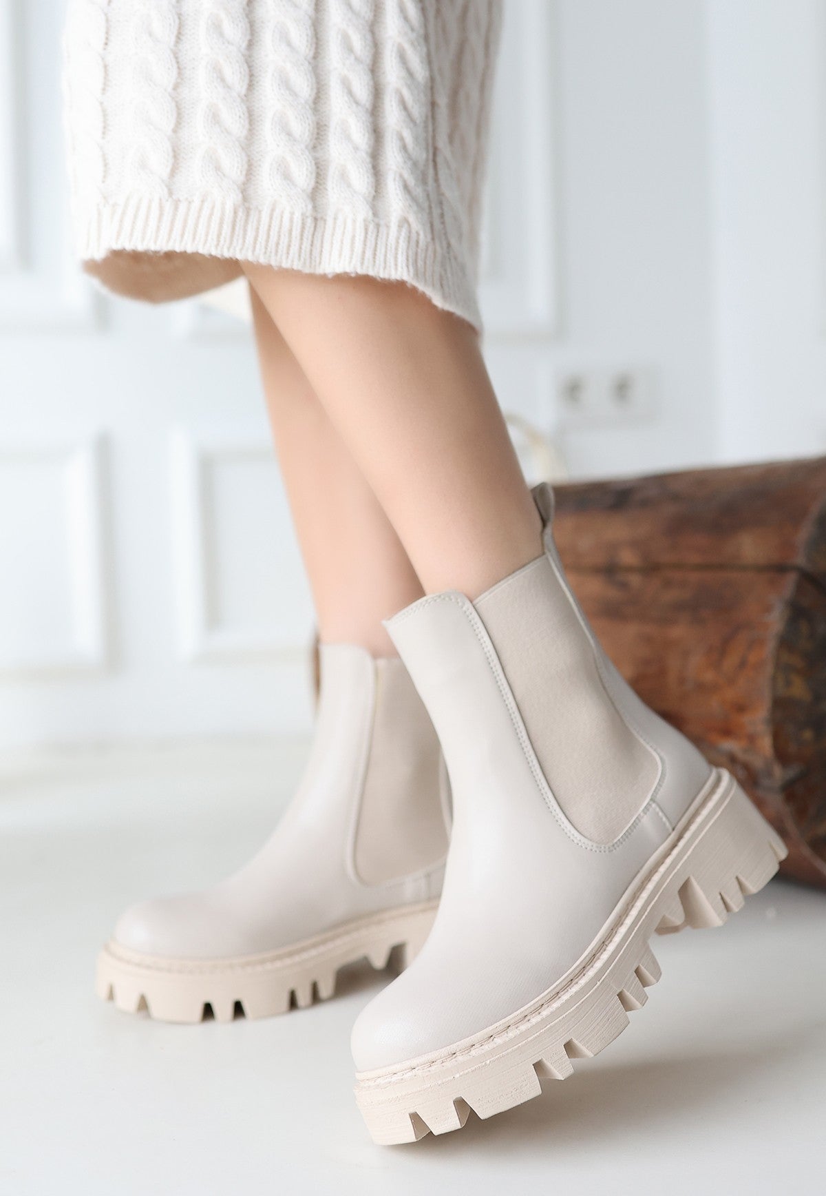 Ninle Beige Thick Heel Laceless Boots