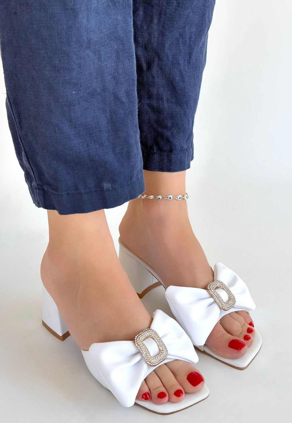 Niyyar White Heeled Slippers
