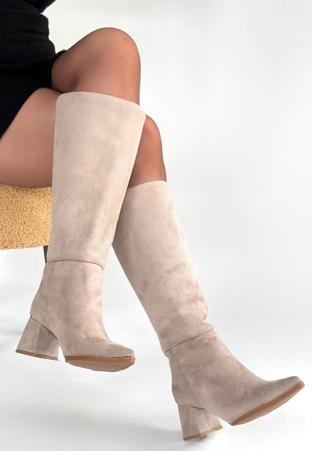 Roksa Premium Sivri Burun Topuklu Bej Süet Çizme