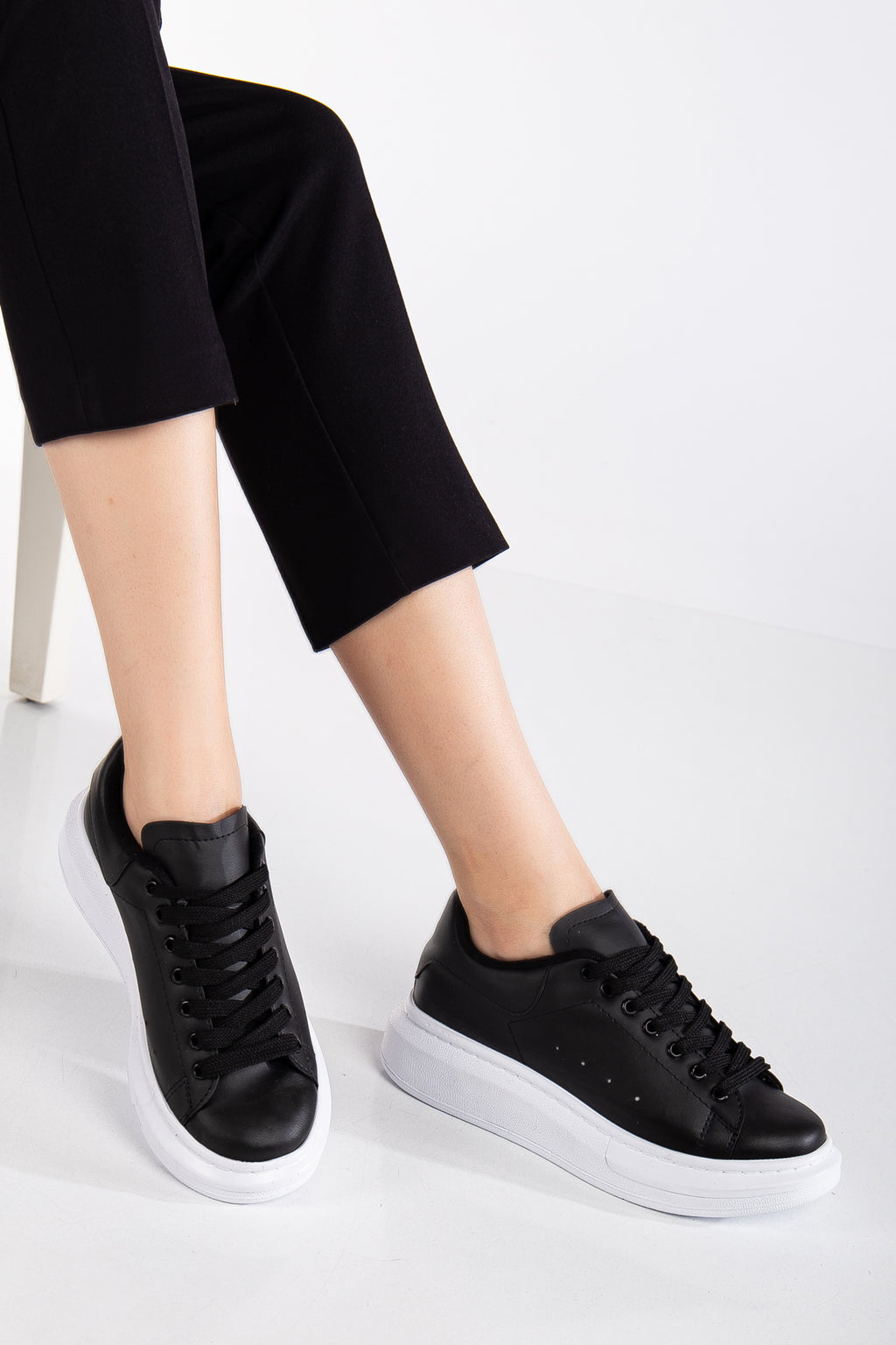 SPECTRA-01 Günlük Bağcıklı Ortopedik Kadın Sneaker Siyah Beyaz