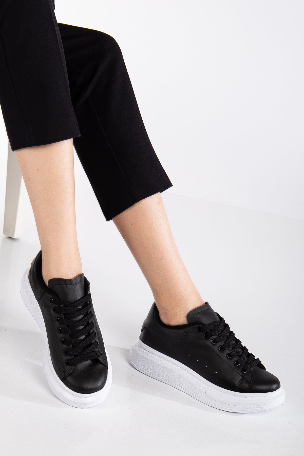 SPECTRA-01 Günlük Bağcıklı Ortopedik Kadın Sneaker Siyah Beyaz