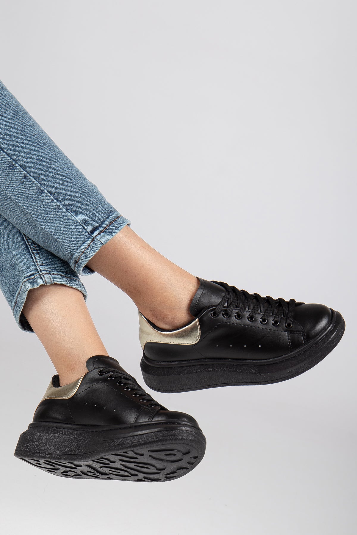 SPECTRA-01 Günlük Bağcıklı Ortopedik Kadın Sneaker Siyah Gold