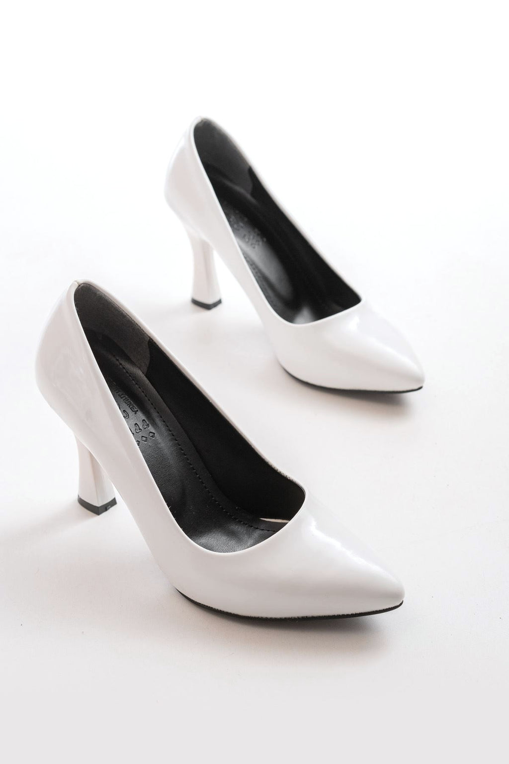 ZRİN-001 Premium Beyaz Rugan Günlük 9 cm Topuklu Stiletto