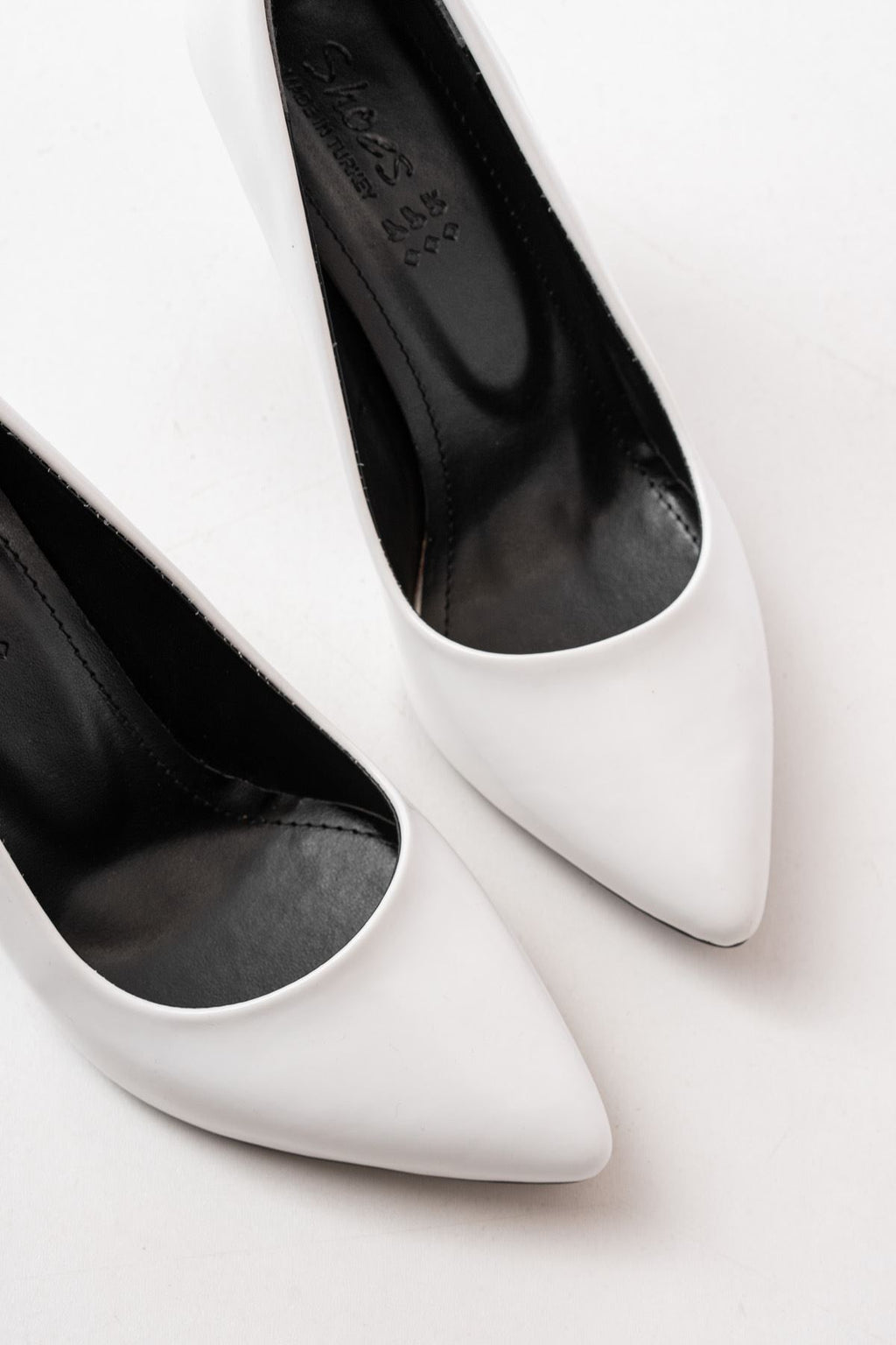 ZRİN-001 Premium Beyaz Rugan Günlük 9 cm Topuklu Stiletto