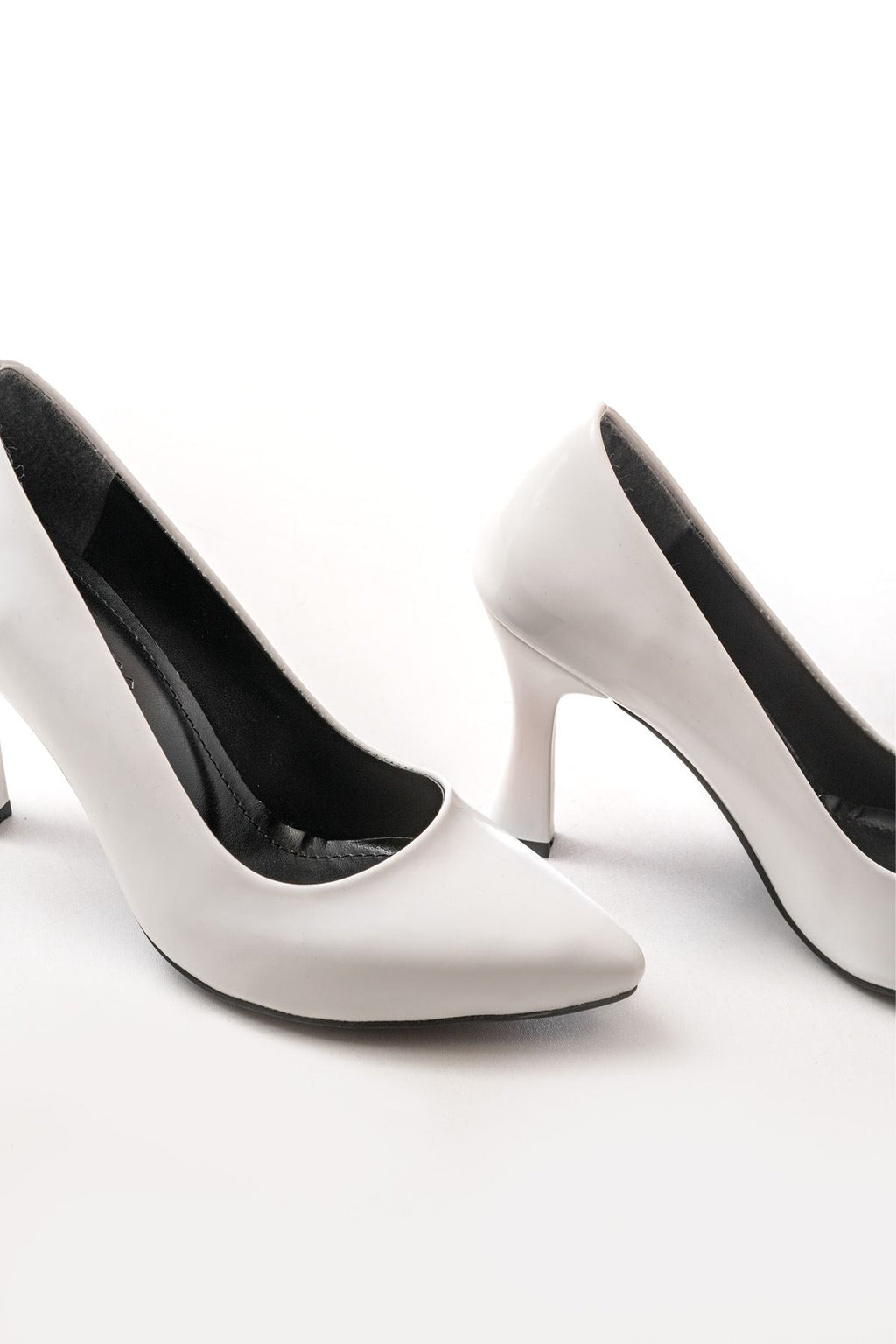 ZRİN-001 Premium Beyaz Rugan Günlük 9 cm Topuklu Stiletto