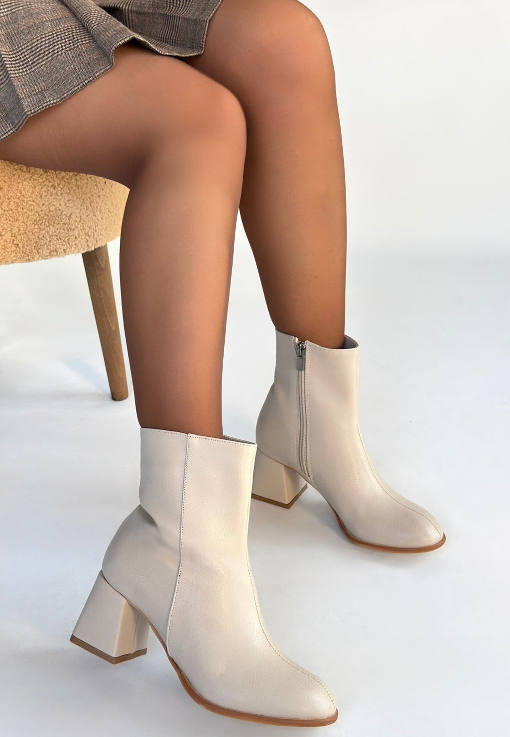 Tendy Premium Bej Fermuarlı Topuklu Bot