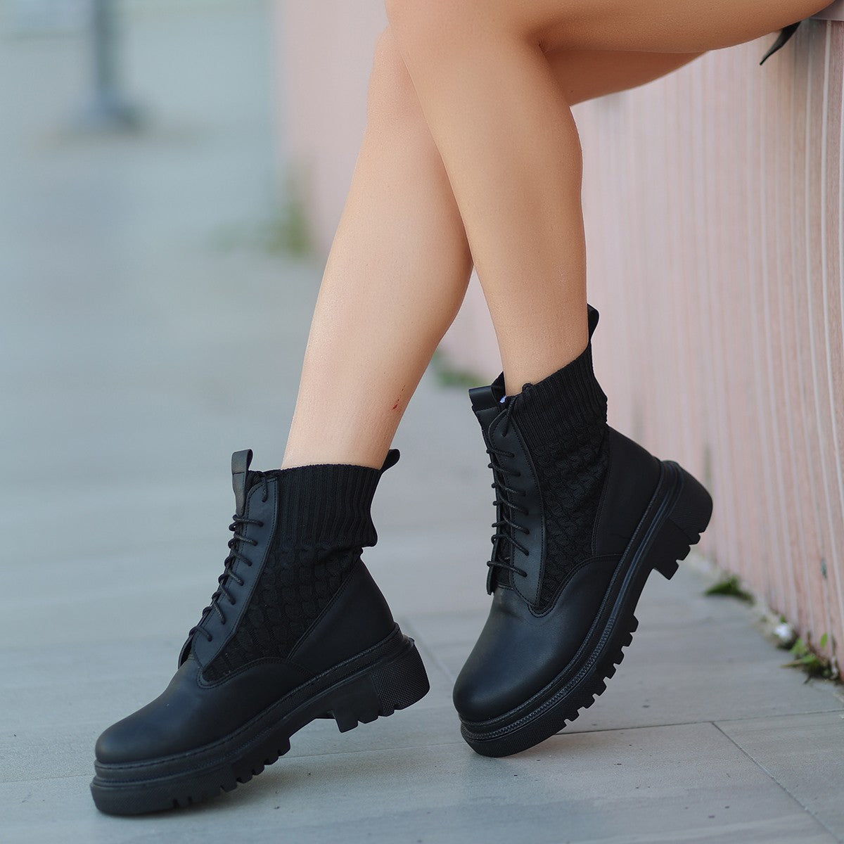 Utag Black Lace-Up Women's Boots