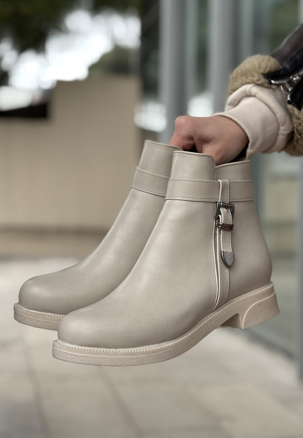 Wiota Beige Heeled Zippered Boots